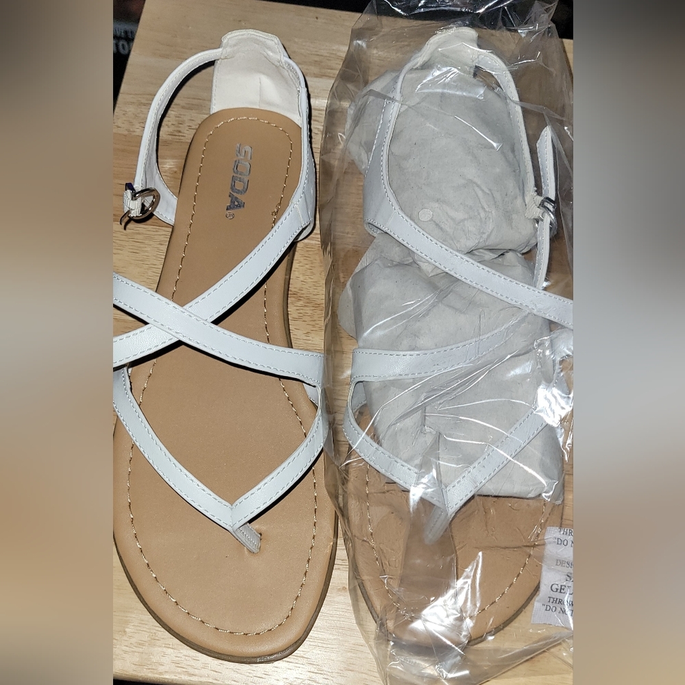 Womans white soda sandle thongs